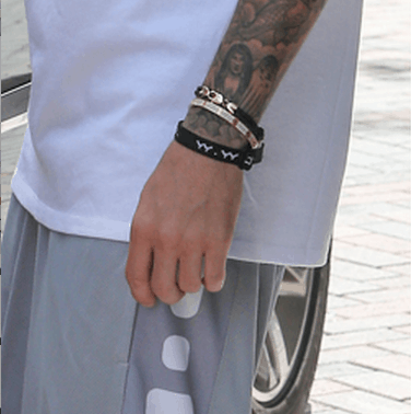 Justin Bieber wearing PURPOSE on his black leatherette MyIntent bracelet in  his acousti… | Inspirational celebrities, Favorite celebrities, Meaningful  conversations